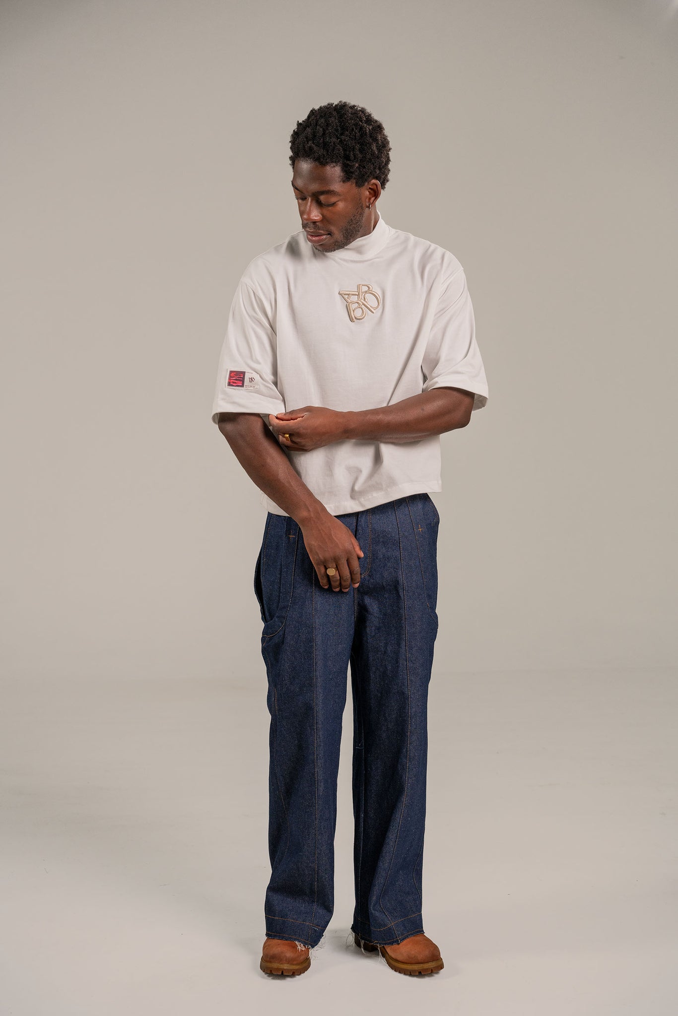 Camiseta {SAGAN} - Logo Bordado - Noise To Love